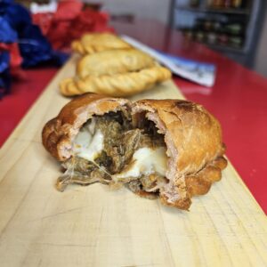 Empanada mechada de bourguignon con queso